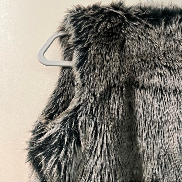 Faux Fur Brownish-Gray Vest with elasticity dark silvery belt. Size small - Picture 11 of 16